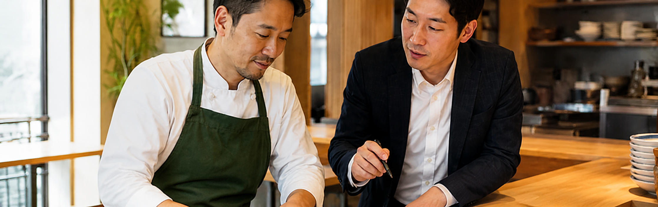 飲食店の経営課題を相談する様子